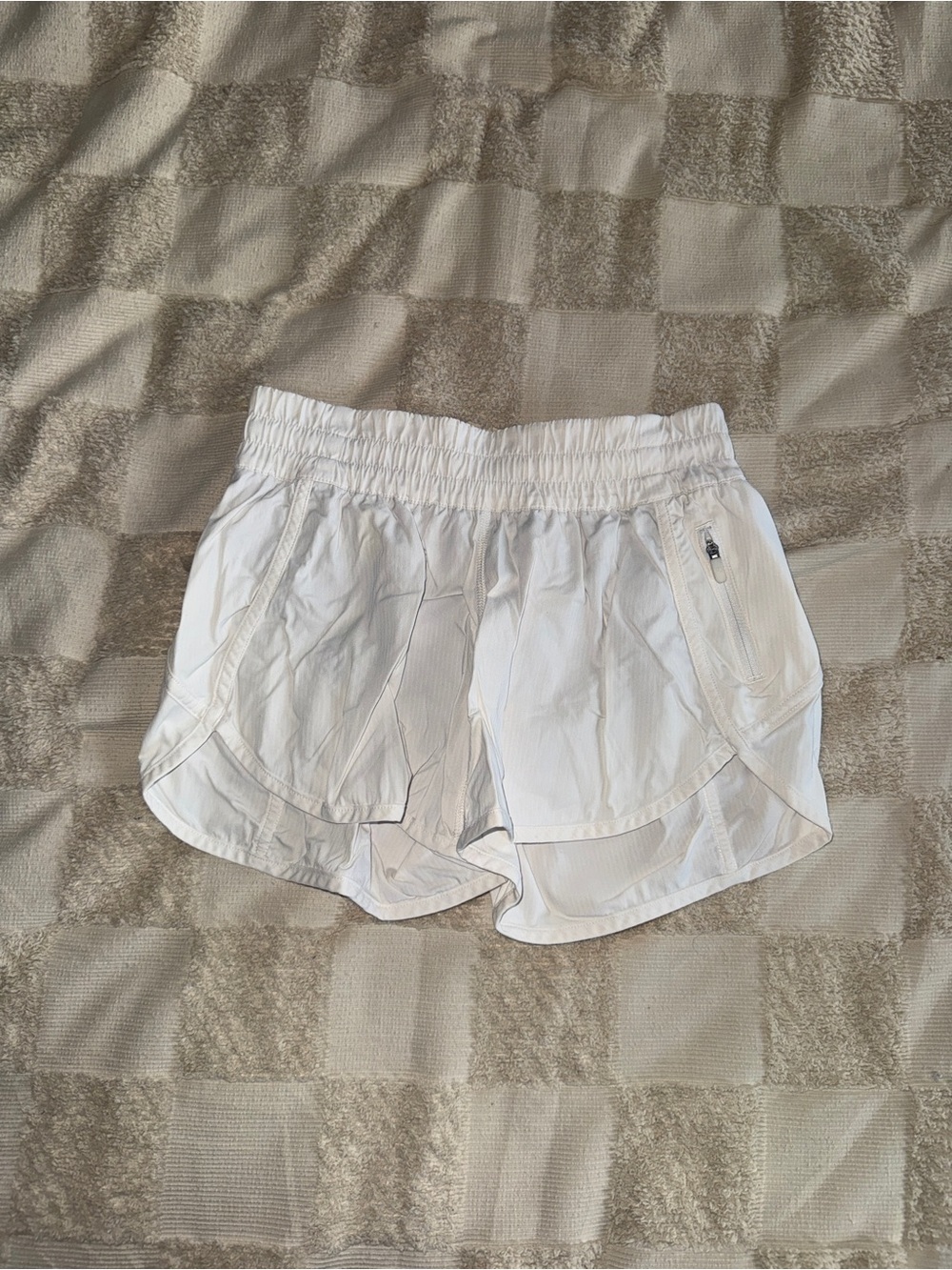 Lululemon Tracker Short V *4"
White size 6